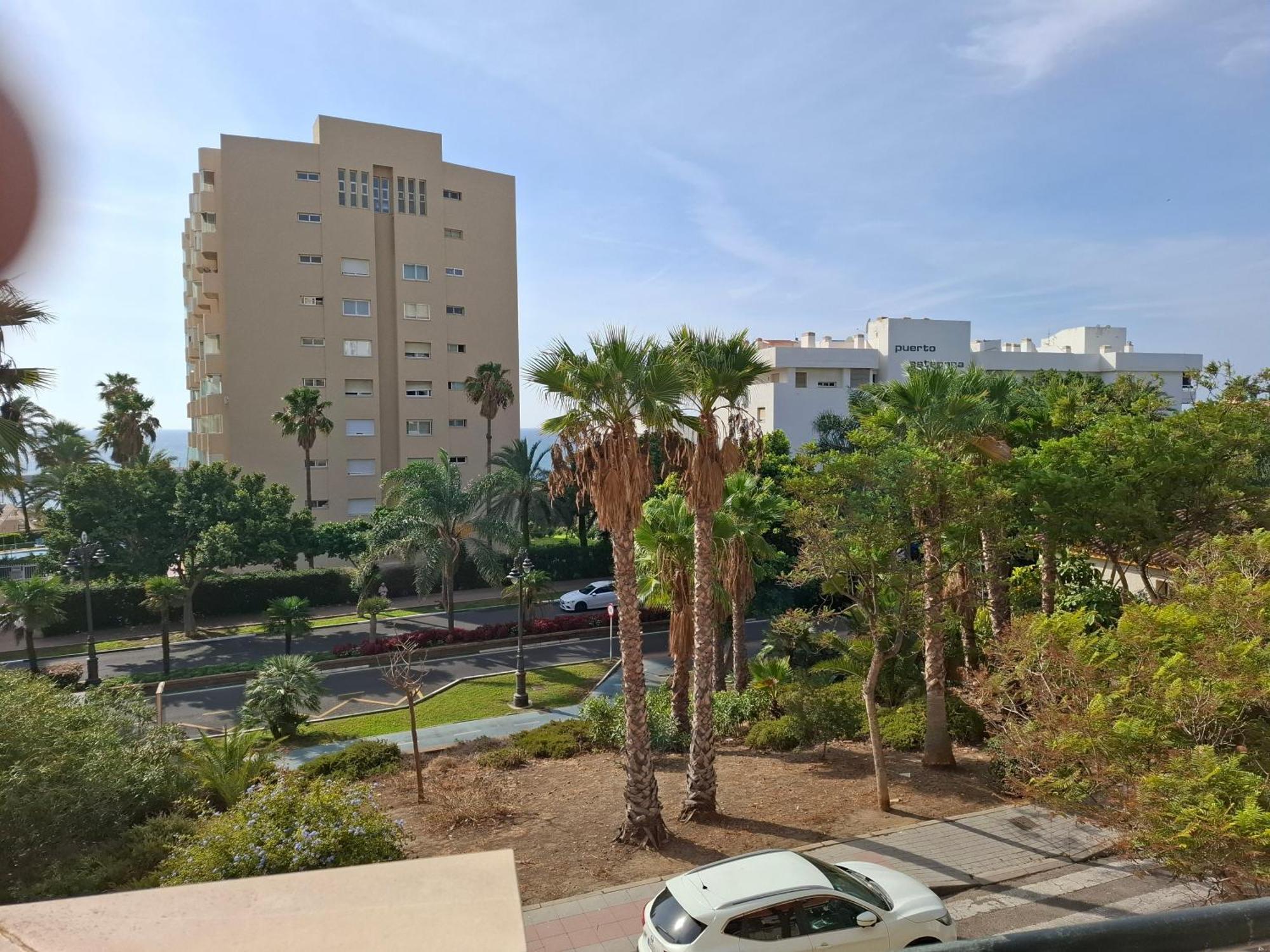 Central 2-Bed Apartment In Estepona Port Экстерьер фото