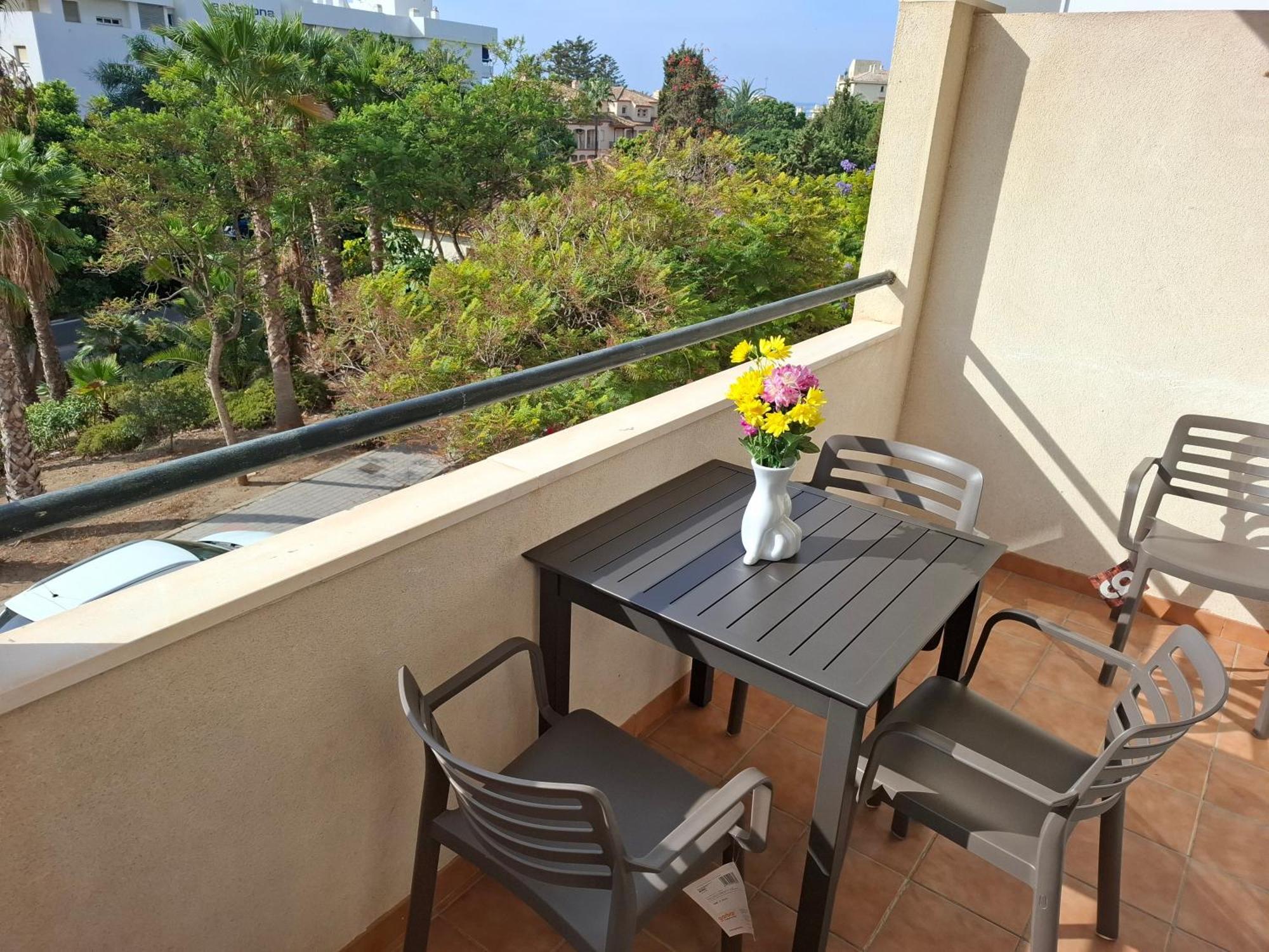 Central 2-Bed Apartment In Estepona Port Экстерьер фото